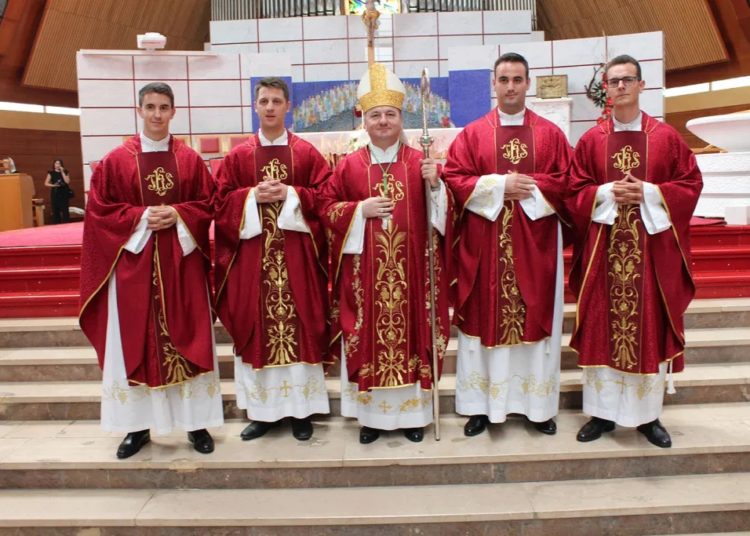 Deset novih svećenika zaređeno u Mostaru
