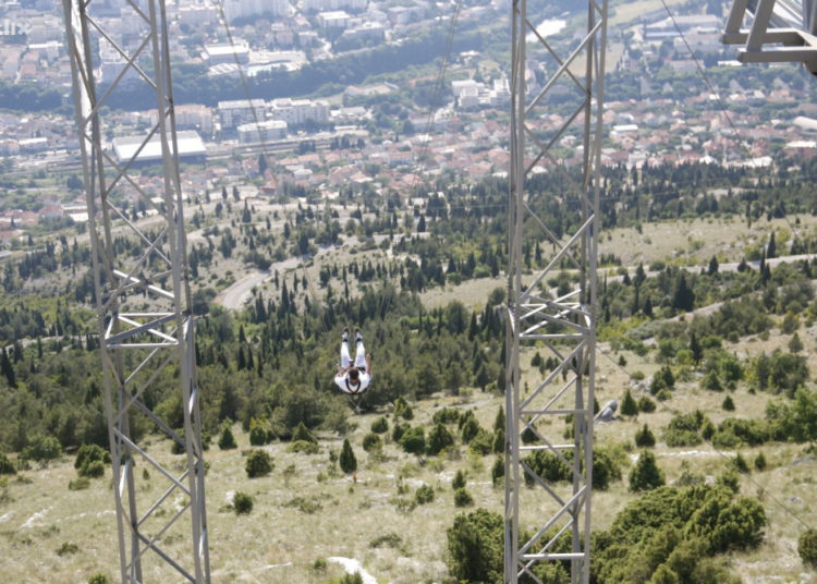Najveća ljuljačka u BiH postavljena iznad Mostara, turisti oduševljeni