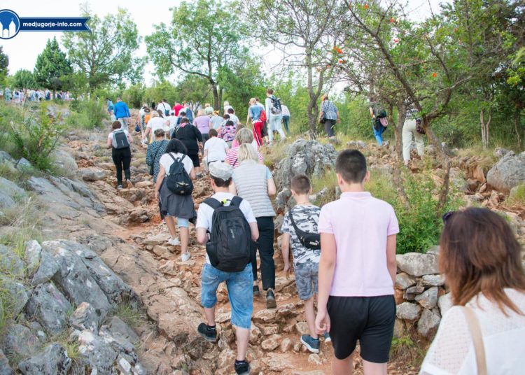 Rijeke hodočasnika na Brdu Ukazanja