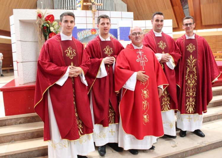 Deset novih svećenika zaređeno u Mostaru