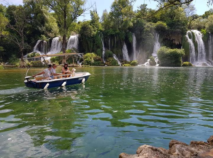 Na Kravice stigli prvi gosti ovog ljeta, neki uživali i u kupanju
