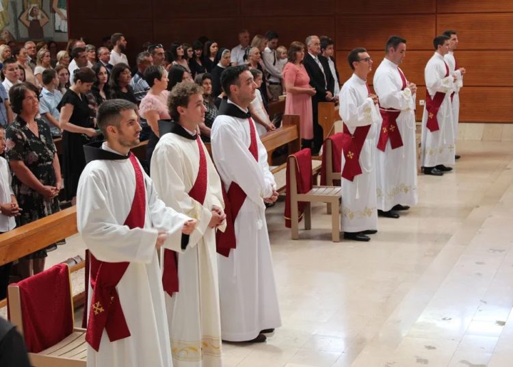 Deset novih svećenika zaređeno u Mostaru