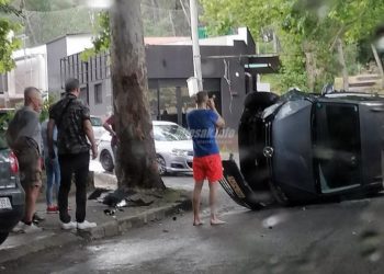 Caddy se prevrnuo na bok na cesti prema SKB Mostar