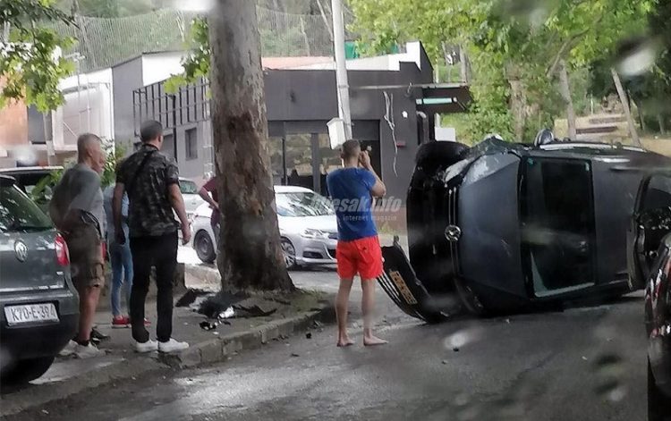 Caddy se prevrnuo na bok na cesti prema SKB Mostar