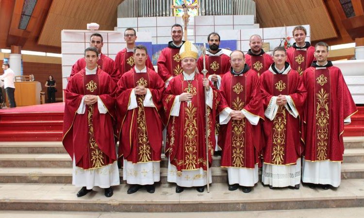 Deset novih svećenika zaređeno u Mostaru