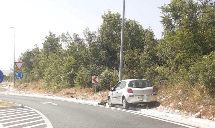 Vozilom udario u rasvjetni stup u blizini kružnog toka u Pologu