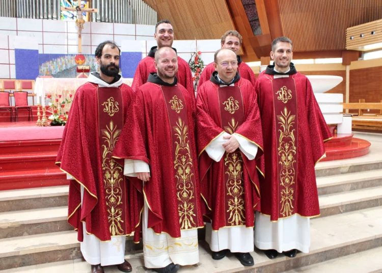 Deset novih svećenika zaređeno u Mostaru