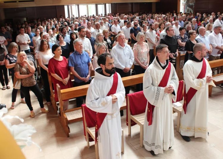 Deset novih svećenika zaređeno u Mostaru