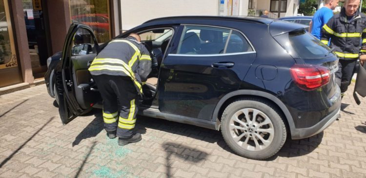 Vatrogasci spasili bebu koja je ostala zaključana u autu u Koprivnici