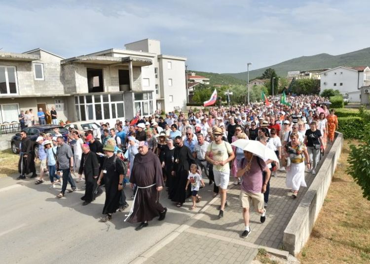Mnoštvo hodočasnika u procesiji s Brda ukazanja u Međugorju