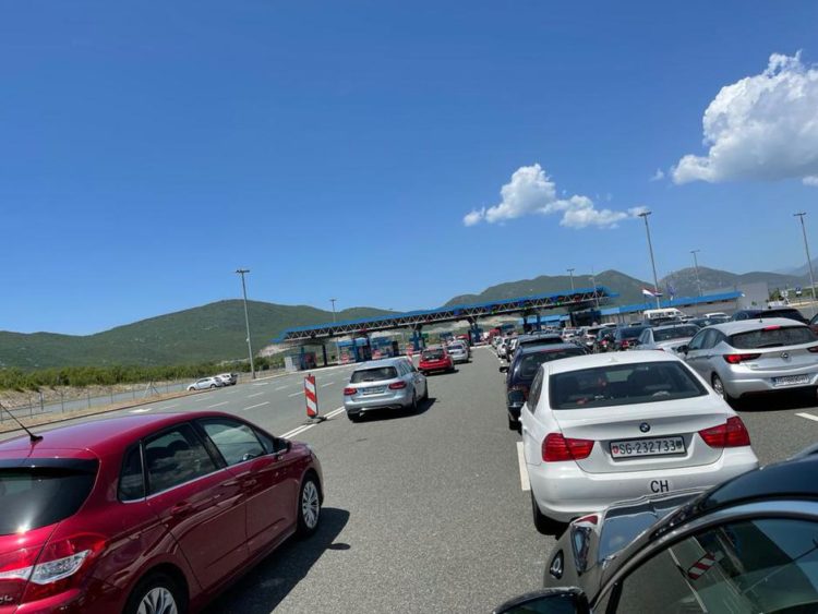 Vozači čekaju u kilometarskim kolonama na izlaz iz BiH, većina ih bila u Međugorju