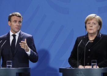 Merkel i Macron za koordiniran pristup članica EU u otvaranju granica