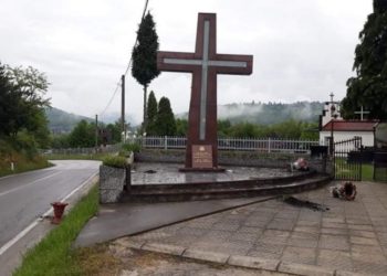 Policija otkrila tko je demolirao spomen obilježje ubijenim Hrvatima u središnjoj Bosni