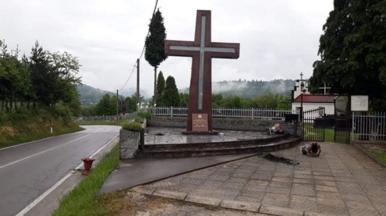 Policija otkrila tko je demolirao spomen obilježje ubijenim Hrvatima u središnjoj Bosni