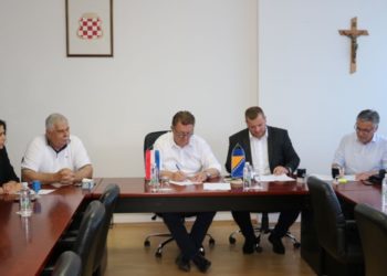 Potpisan Ugovor o sufinanciranju prijevoza učenika u Županiji Zapadnohercegovačkoj