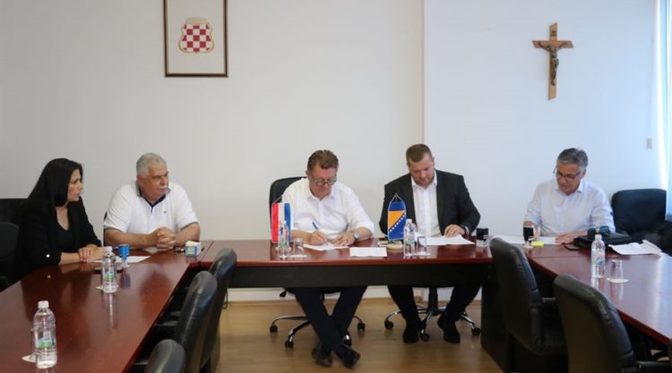 Potpisan Ugovor o sufinanciranju prijevoza učenika u Županiji Zapadnohercegovačkoj