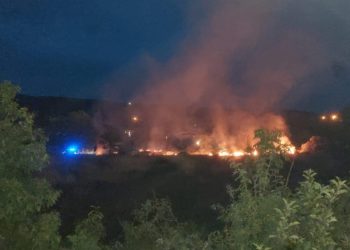 Široki Brijeg: Vatra zaprijetila kućama, a vatrogasci se zbog nepropisno parkiranih auta jedva probili do požarišta