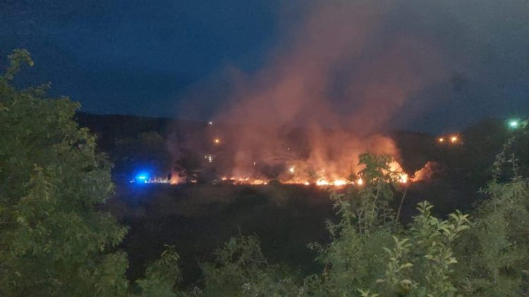 Široki Brijeg: Vatra zaprijetila kućama, a vatrogasci se zbog nepropisno parkiranih auta jedva probili do požarišta