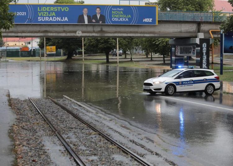 Olujno nevrijeme s tučom pogodilo Osijek, vjetar otkinuo krov sa zgrade