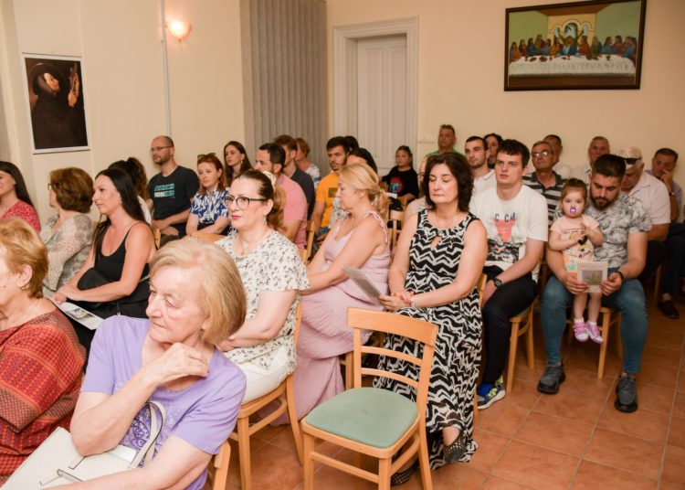 Predstavljanje prve knjige i prve samostalne izložbe umjetničkih slika autorice Snježane Lovrić