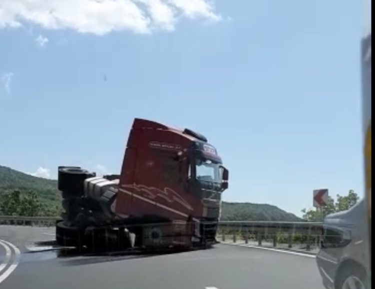 Prevrnuo se šleper na Vraniću