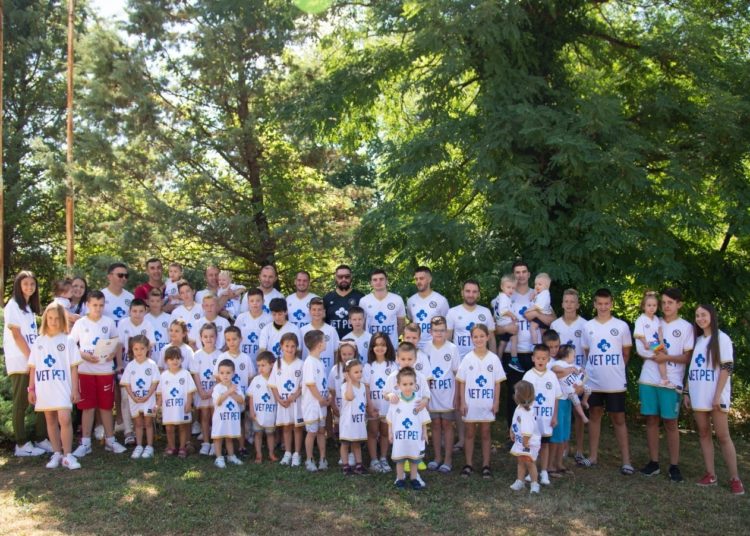 Pozitivna priča iz Mokrog: Kroz Vitko Foundation realiziran besplatan tečaj engleskog, djeci darovani dresovi MZ Mokro