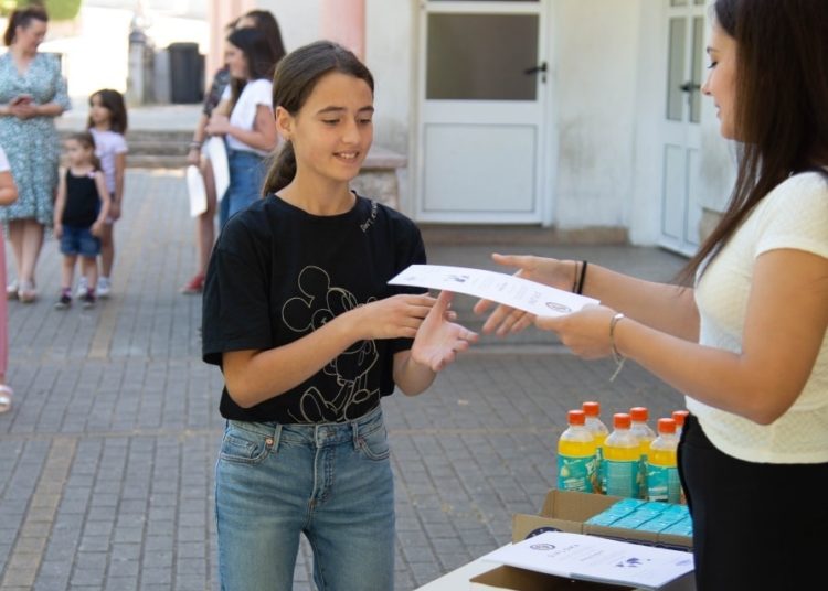 Pozitivna priča iz Mokrog: Kroz Vitko Foundation realiziran besplatan tečaj engleskog, djeci darovani dresovi MZ Mokro