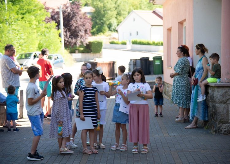 Pozitivna priča iz Mokrog: Kroz Vitko Foundation realiziran besplatan tečaj engleskog, djeci darovani dresovi MZ Mokro