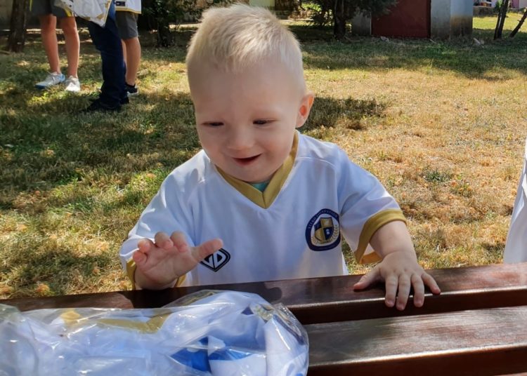 Pozitivna priča iz Mokrog: Kroz Vitko Foundation realiziran besplatan tečaj engleskog, djeci darovani dresovi MZ Mokro