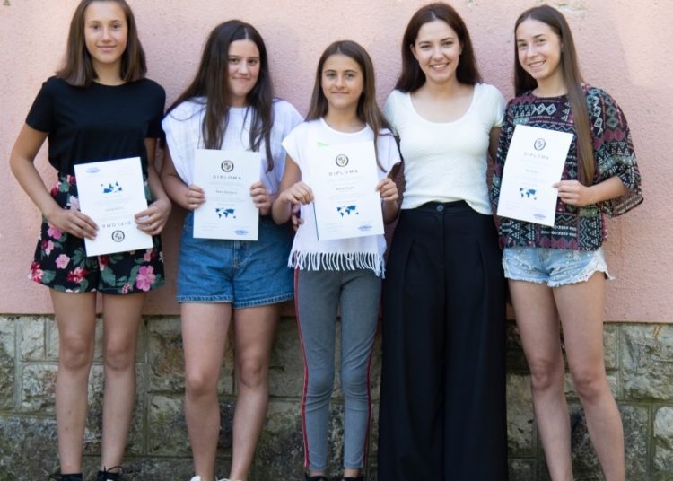 Pozitivna priča iz Mokrog: Kroz Vitko Foundation realiziran besplatan tečaj engleskog, djeci darovani dresovi MZ Mokro