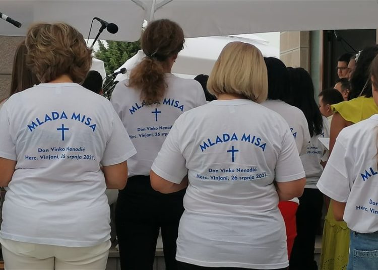 Svečano u župi Vinjani: Don Vinko Nenadić proslavio mladu misu