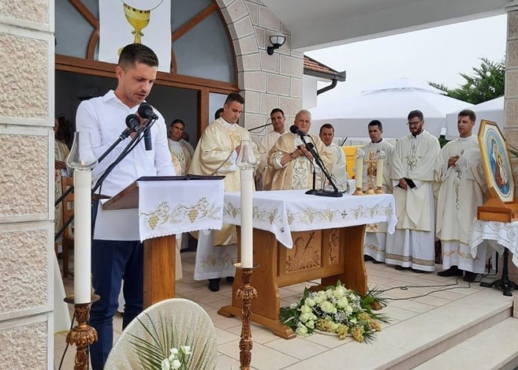 Svečano u župi Vinjani: Don Vinko Nenadić proslavio mladu misu