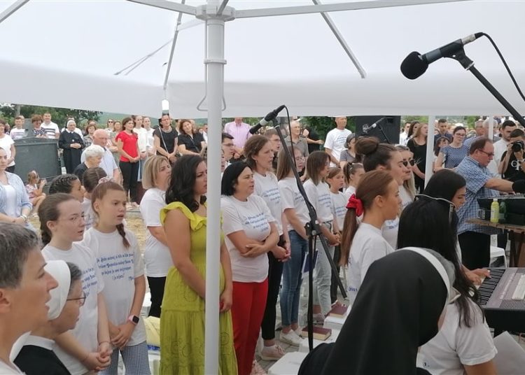 Svečano u župi Vinjani: Don Vinko Nenadić proslavio mladu misu