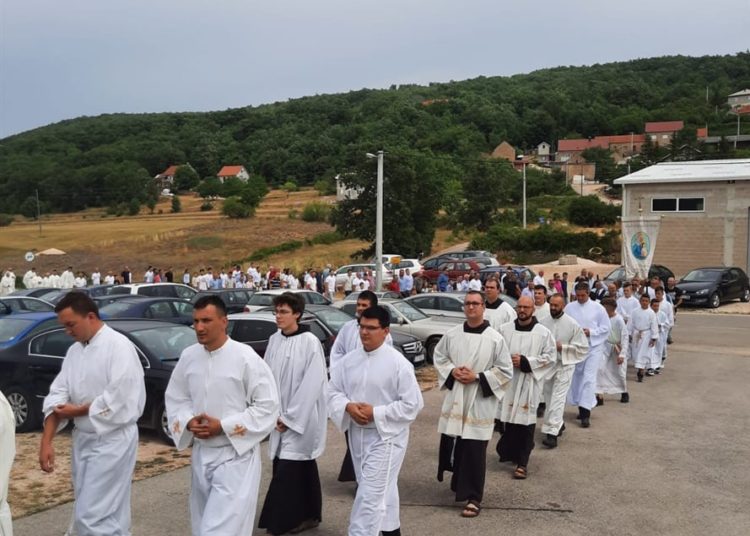 Svečano u župi Vinjani: Don Vinko Nenadić proslavio mladu misu