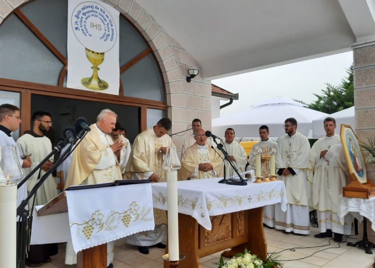Svečano u župi Vinjani: Don Vinko Nenadić proslavio mladu misu
