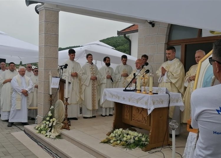 Svečano u župi Vinjani: Don Vinko Nenadić proslavio mladu misu