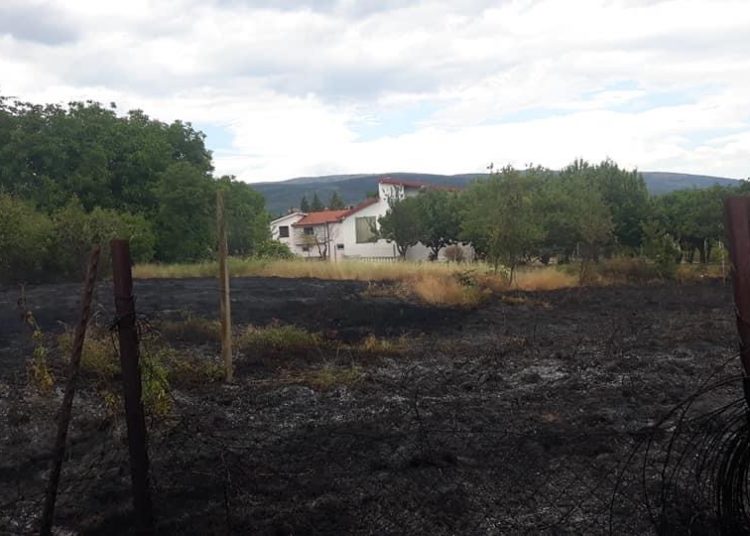 U ŽZH zabilježena tri požara, gorjelo nisko raslinje i sijeno u balama