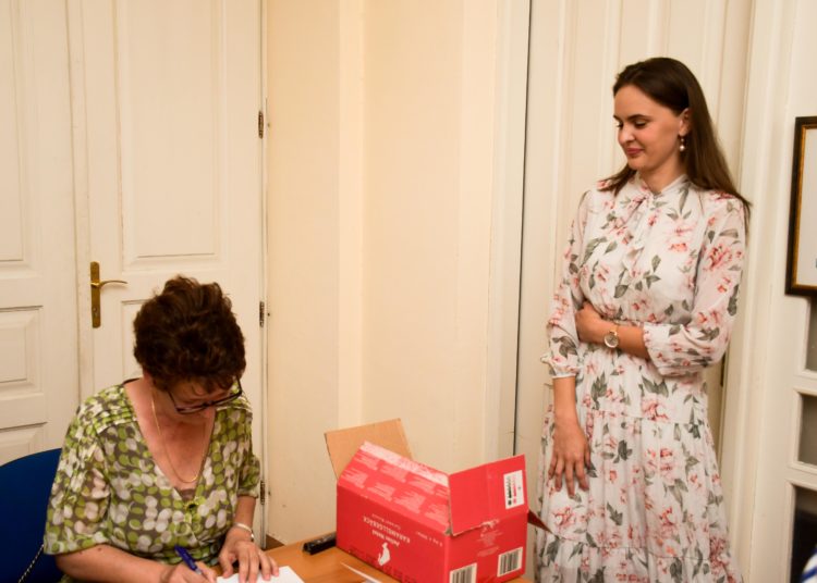 Predstavljanje prve knjige i prve samostalne izložbe umjetničkih slika autorice Snježane Lovrić