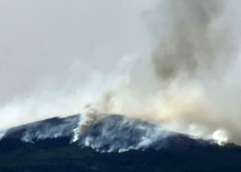 Požare u Kupresu ne mogu gasiti zbog mina