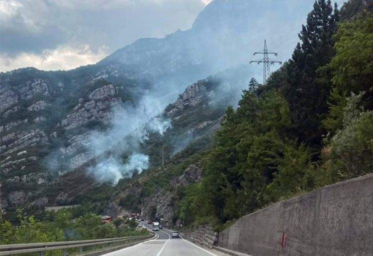 Vlak uzrokovao požar između Mostara i Jablanice; čeka se helikopter