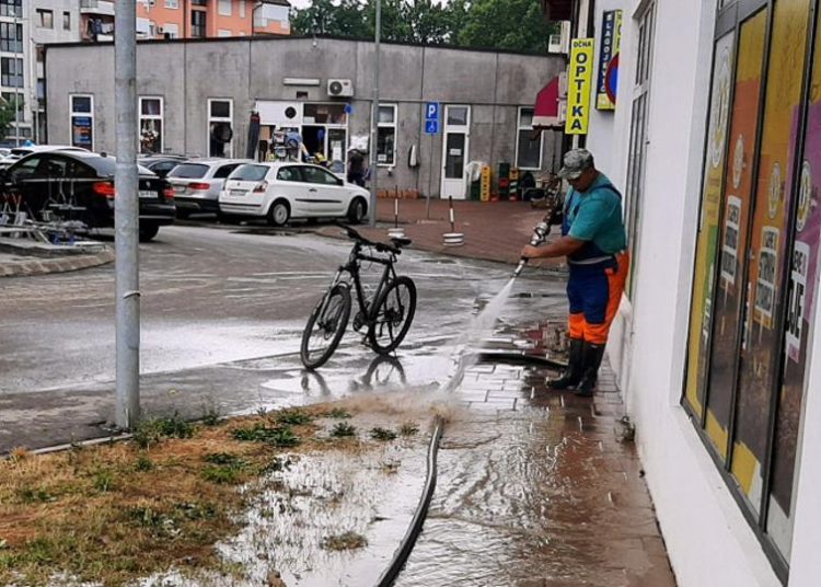 Olujno nevrijeme s tučom pogodilo Osijek, vjetar otkinuo krov sa zgrade