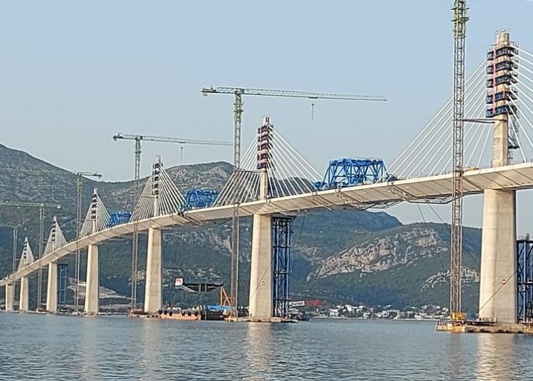 Postavljen posljednji segment Pelješkog mosta. Plenković: Spojili smo Hrvatsku