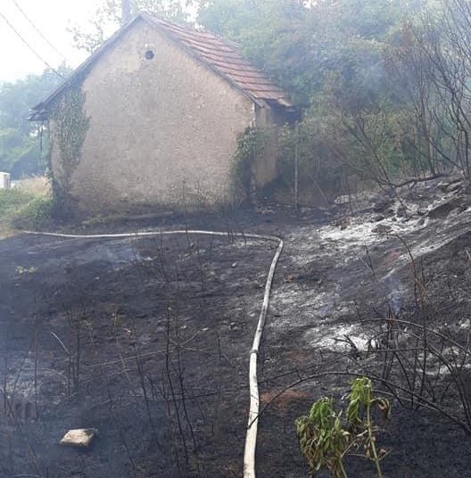 U ŽZH zabilježena tri požara, gorjelo nisko raslinje i sijeno u balama