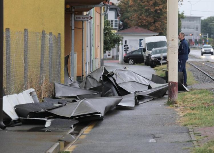 Olujno nevrijeme s tučom pogodilo Osijek, vjetar otkinuo krov sa zgrade