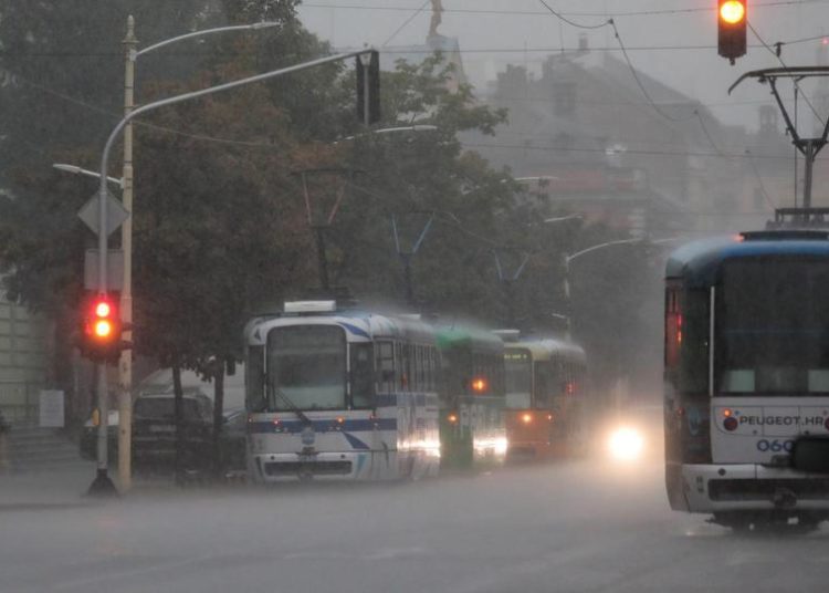 Olujno nevrijeme s tučom pogodilo Osijek, vjetar otkinuo krov sa zgrade