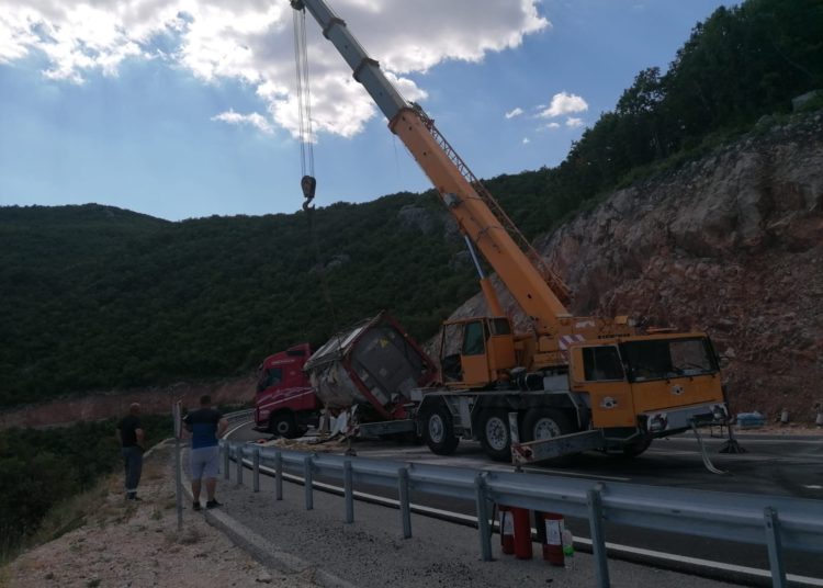 Nakon višesatnog zastoja prometa zbog prevrtanja cisterne u promet puštena magistralna cesta Široki Brijeg – Posušje
