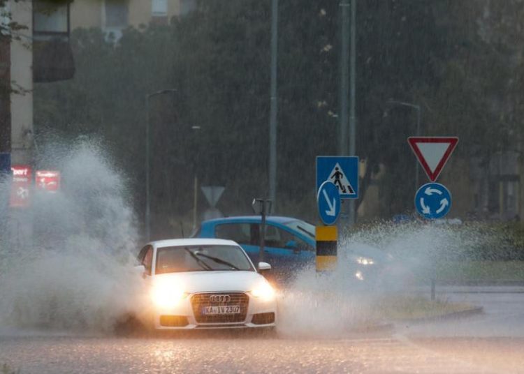 Olujno nevrijeme s tučom pogodilo Osijek, vjetar otkinuo krov sa zgrade