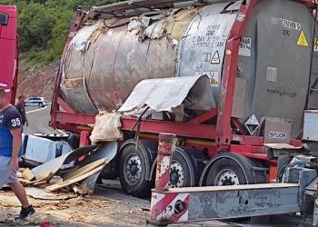 Nakon višesatnog zastoja prometa zbog prevrtanja cisterne u promet puštena magistralna cesta Široki Brijeg – Posušje