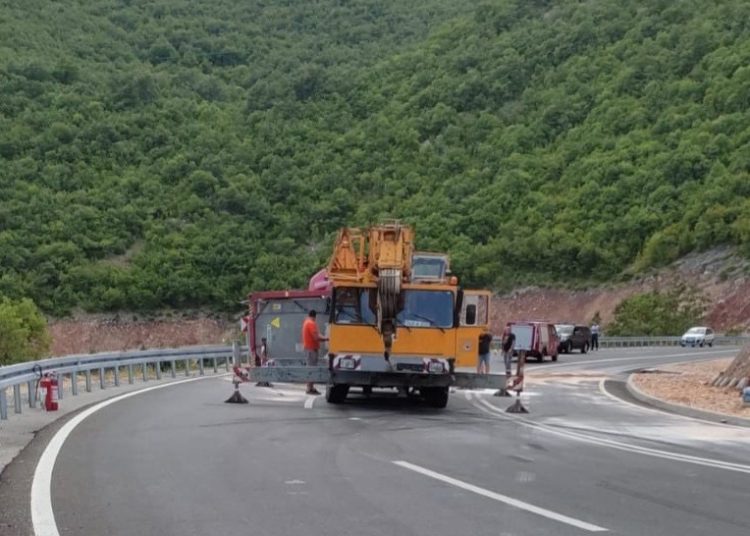 Nakon višesatnog zastoja prometa zbog prevrtanja cisterne u promet puštena magistralna cesta Široki Brijeg – Posušje
