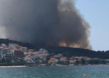 Na Čiovu izbio veliki šumski požar, s vatrom se bori 90 vatrogasaca